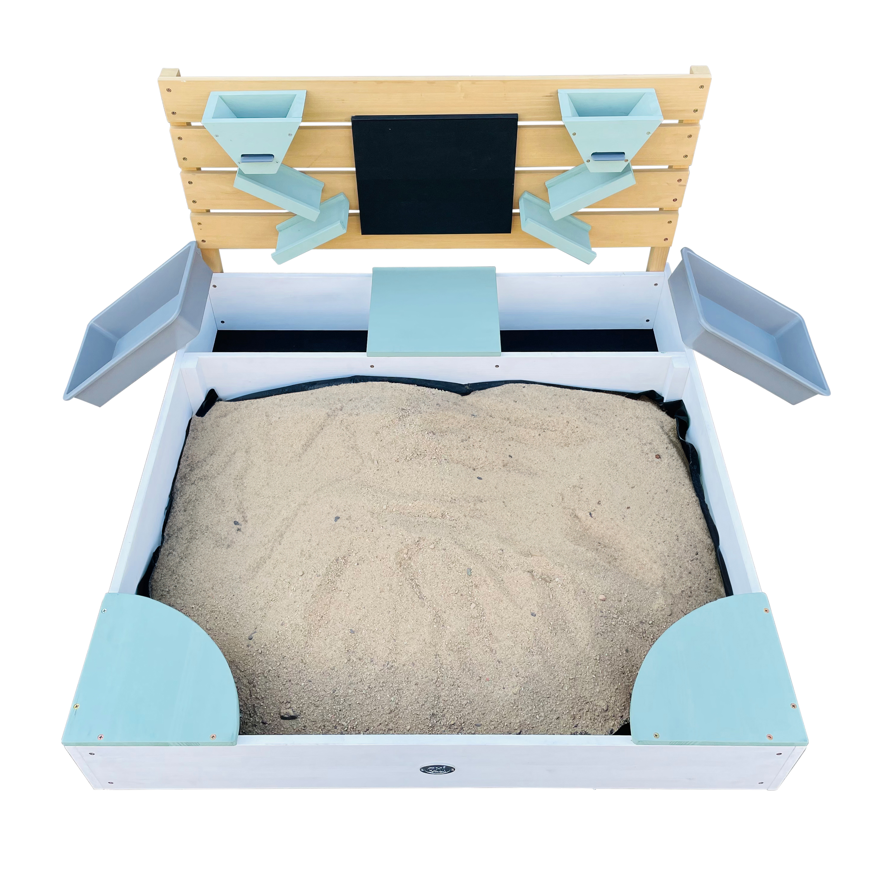 Ein Sandkasten mit Sand, eine Holzrückwand mit blauen Behältern und einer schwarzen Tafel sowie zwei grauen Behältern.