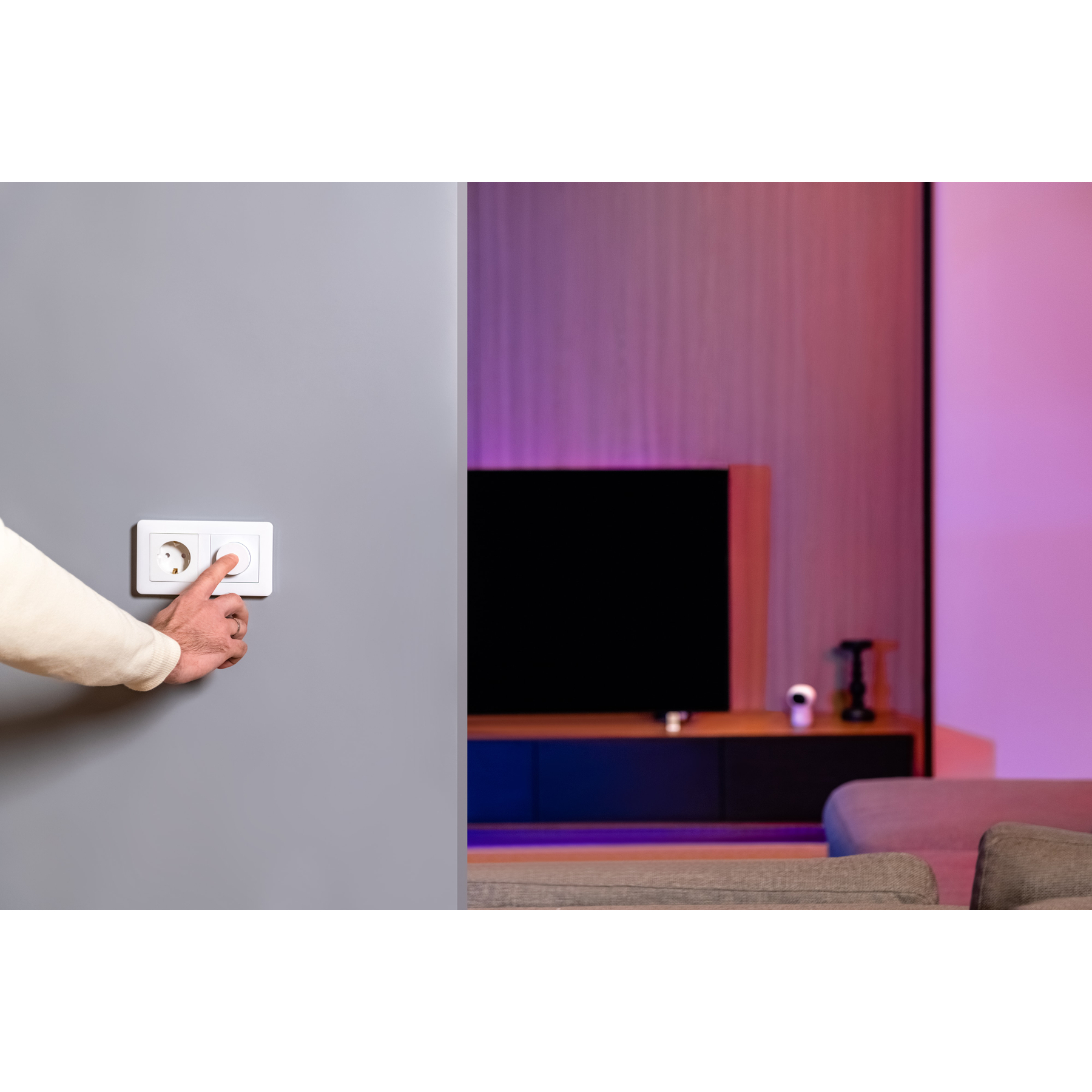 Eine Hand drückt einen Lichtschalter an einer grauen Wand. Im Hintergrund befinden sich ein Fernseher und ein Sofa. Bunte Beleuchtung.