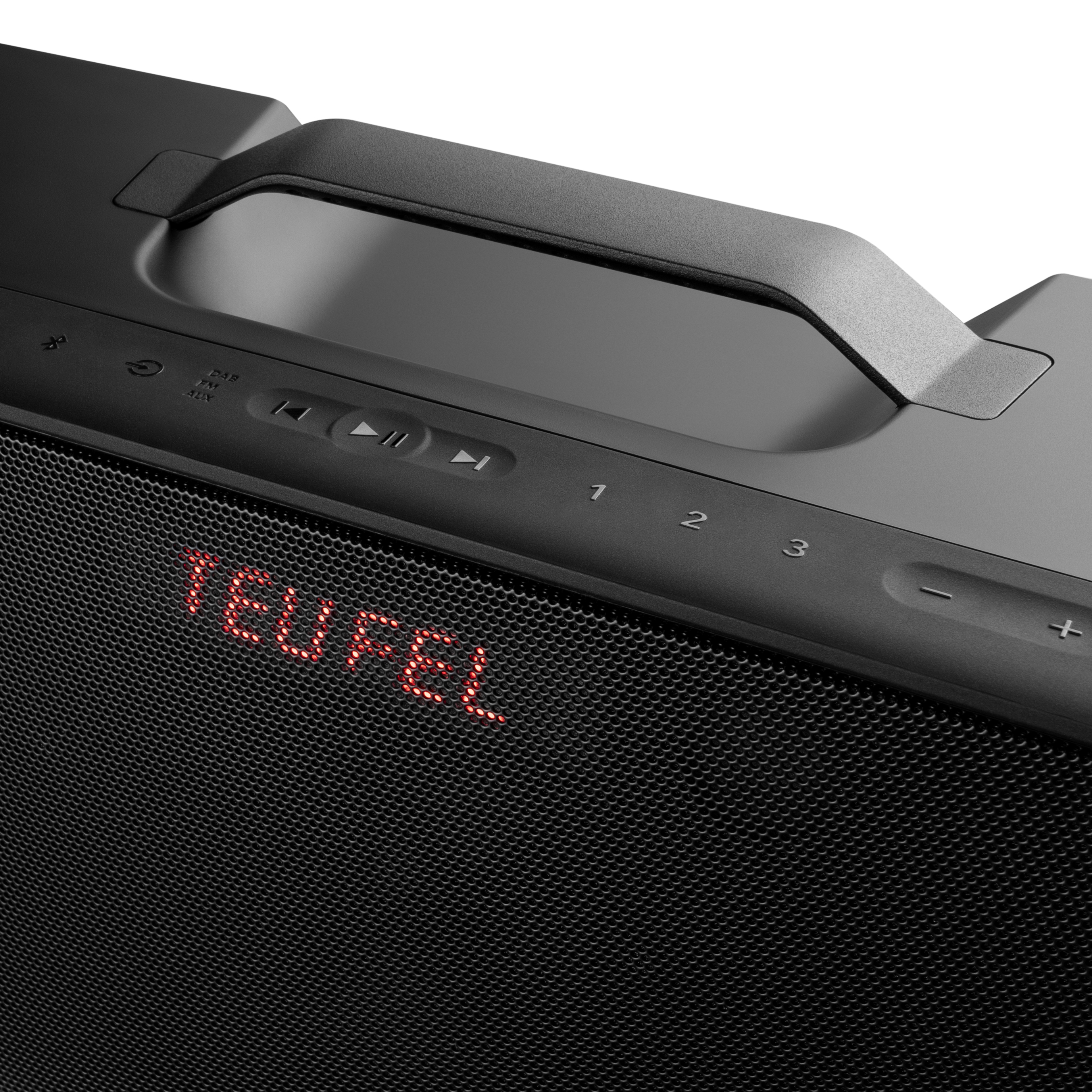 Zwarte luidspreker met bediening en handvat. Rode 'TEUFEL'-tekst. Knoppen voor Bluetooth, stroom en mediacontrole.
