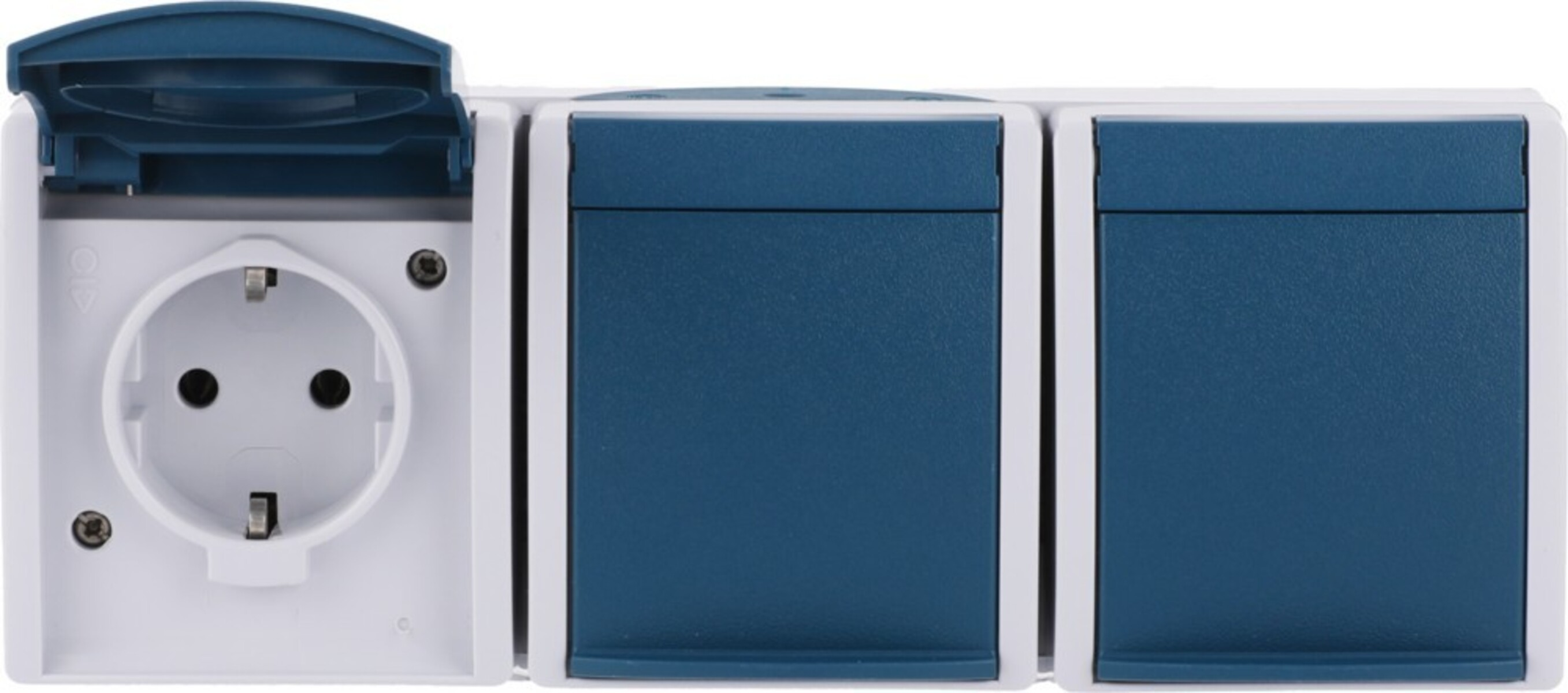 Una presa elettrica bianca con un coperchio blu aperto, accanto a due prese chiuse con coperchio blu.