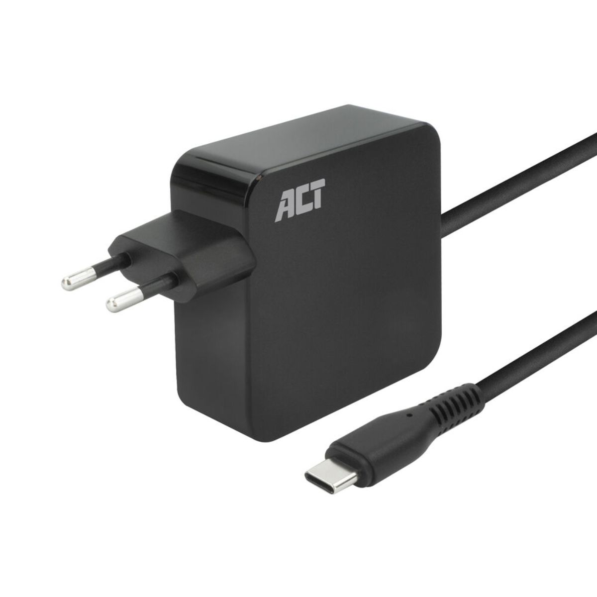 Schwarzes ACT-Netzteil mit Typ-C-Kabel und Eurostecker. Der Adapter befindet sich auf weißem Hintergrund.