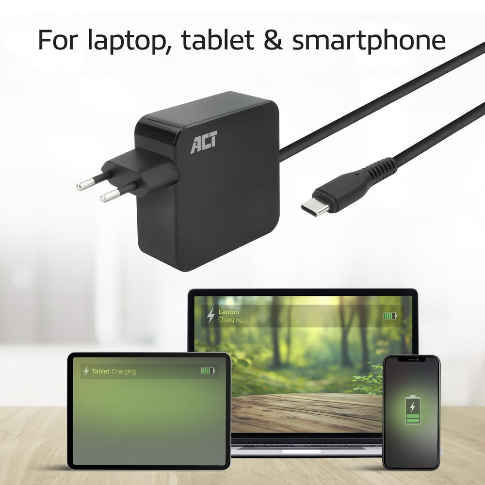 Ein schwarzes ACT-Ladegerät mit USB-C-Kabel. Ein Laptop, ein Tablet und ein Telefon werden geladen. Text: Für Laptop, Tablet & Smartphone.