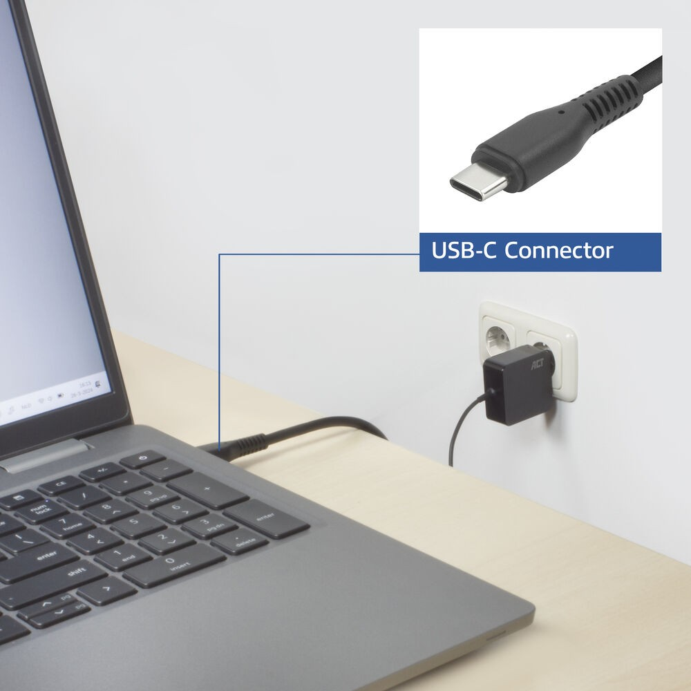Ein Laptop mit angeschlossenem USB-C-Kabel. Ein Netzteil ist in eine Steckdose gesteckt. Nahaufnahme des USB-C-Anschlusses.