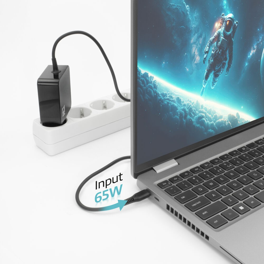Laptop wird mit einem schwarzen Adapter aufgeladen, der an eine Steckdose angeschlossen ist. Der Laptop-Bildschirm zeigt eine Weltraumszene.