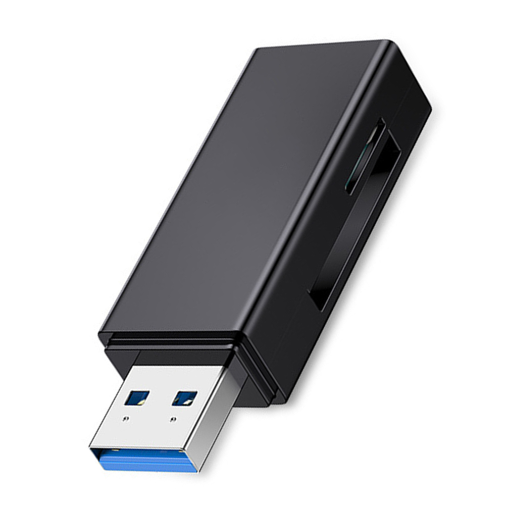Ein schwarzer USB-Adapter mit USB-A-Anschluss und rechteckigem Gehäuse. Er liegt auf weißem Hintergrund und ist leicht nach rechts geneigt.