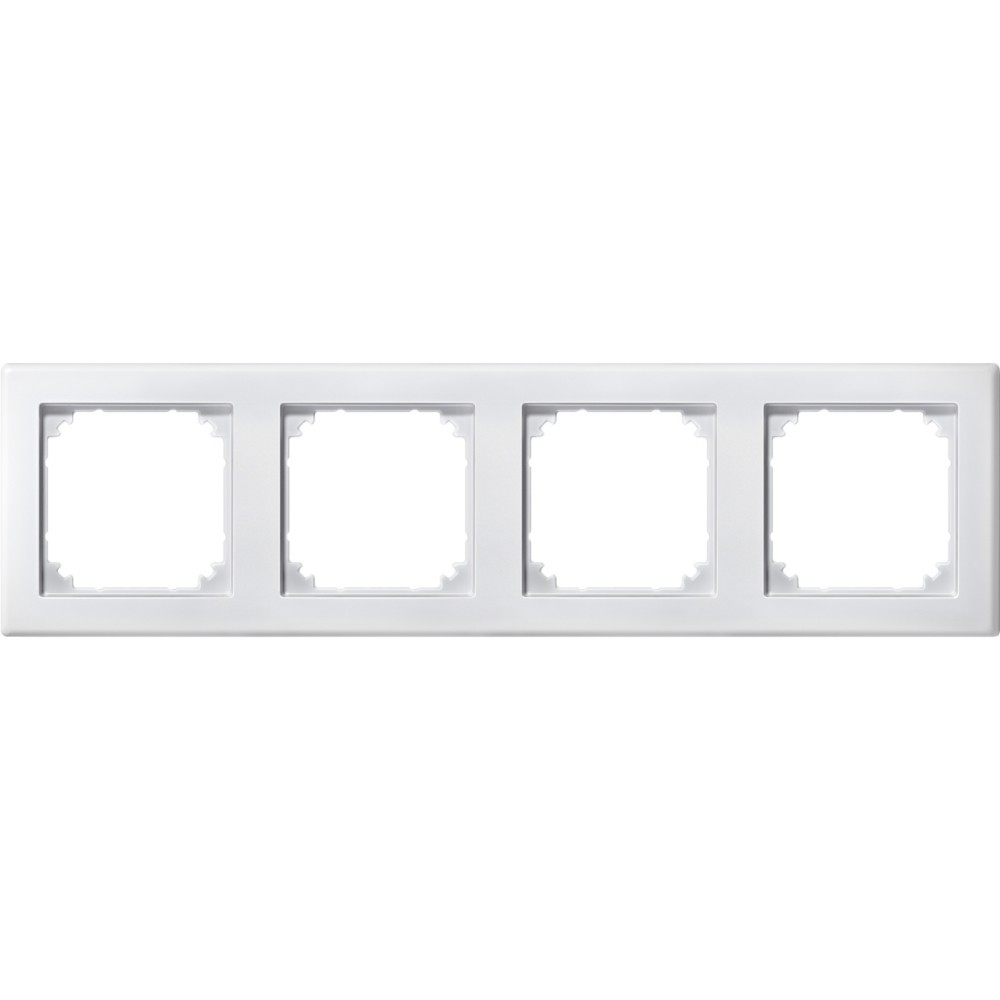 Un telaio bianco per prese elettriche con quattro aperture quadrate. È su sfondo bianco.