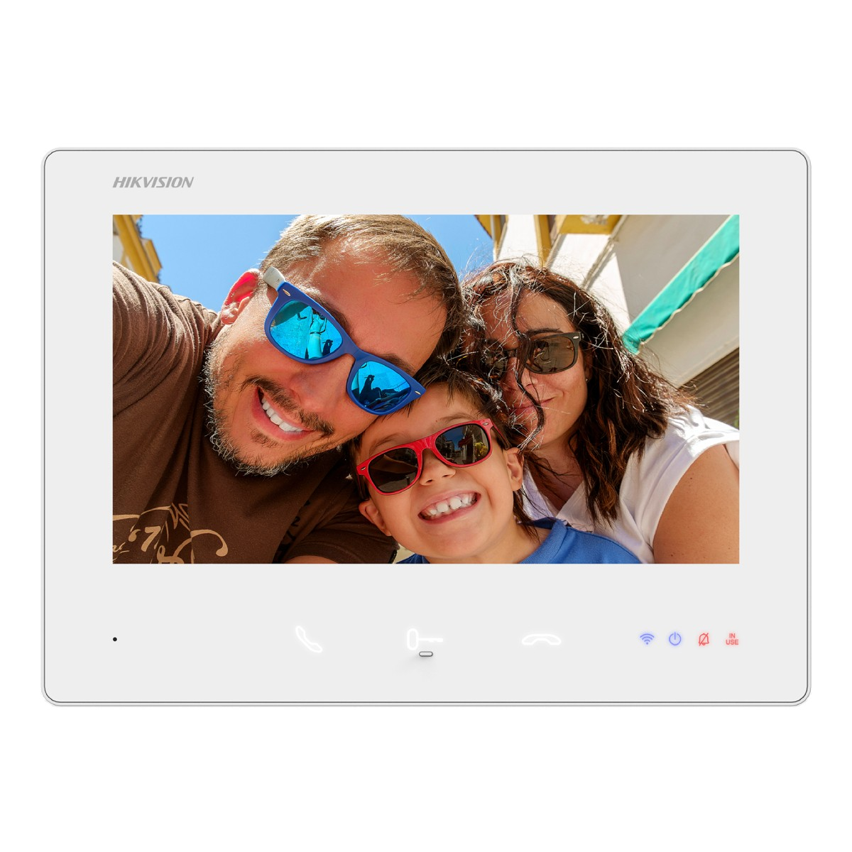 Selfie familiar en pantalla de video. Hombre con gafas azules, niño con gafas rojas y mujer sonriendo.