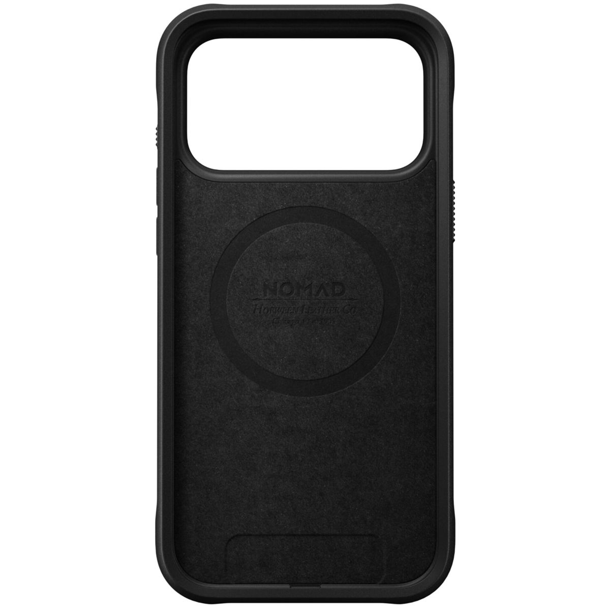 Custodia nera per telefono con ritaglio per la fotocamera. Ha il logo 'NOMAD'. La custodia è in pelle.