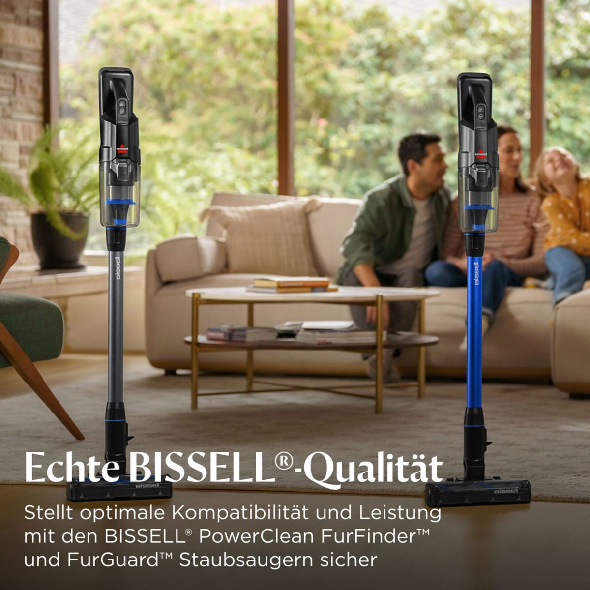 Zwei Bissell-Staubsauger stehen in einem Wohnzimmer. Eine Familie sitzt im Hintergrund auf dem Sofa. Deutscher Text unten.