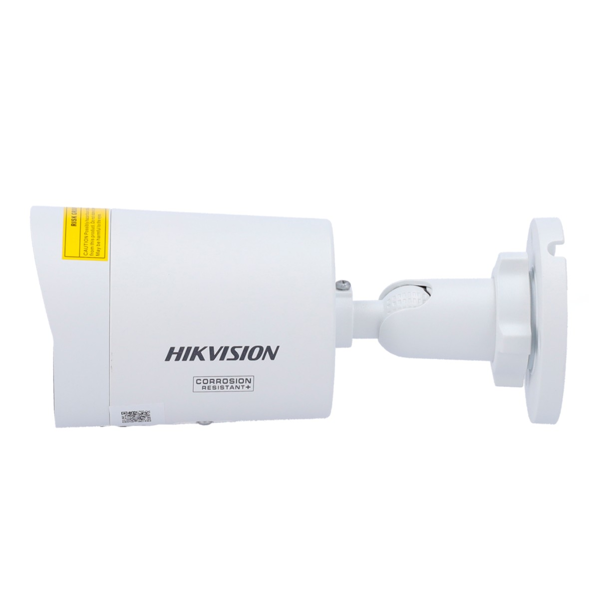 Eine weiße Hikvision-Überwachungskamera ist abgebildet, montiert auf einem weißen Sockel. Ein gelbes Warnschild befindet sich an der Seite.