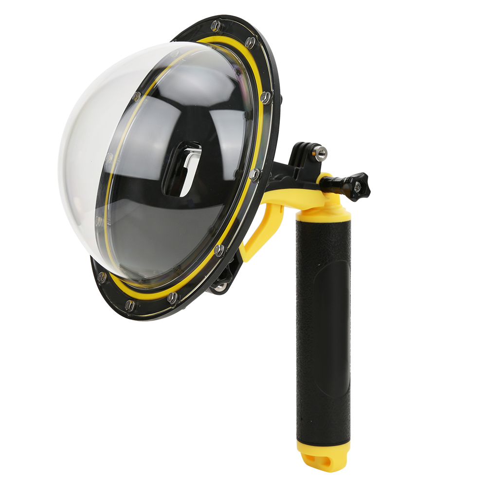 Ein klares Unterwasserkamera-Gehäuse mit gelb-schwarzem Griff. Die Kuppel hat ein kreisförmiges Design. Der Griff ist gerippt.