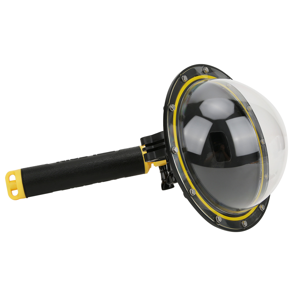 Ein klares Kuppel-Unterwasserkameragehäuse mit einem schwarz-gelben Griff. Die Kuppel hat ein kreisförmiges Design. Isoliert auf weißem Hintergrund.