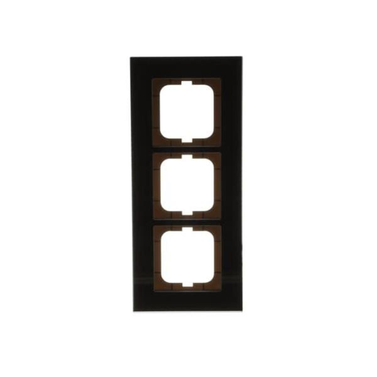 Una placca frontale per presa elettrica nera con tre aperture quadrate. Ogni apertura ha una cornice marrone.