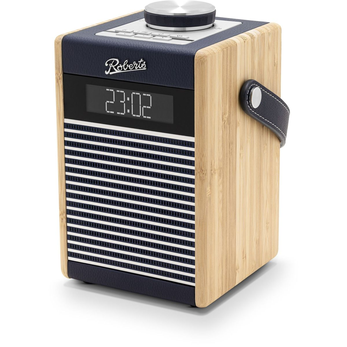 Ein Roberts-Radio. Holzseiten, marineblaues Ober- und Vorderteil. Digitalanzeige zeigt 23:02. Silberner Knopf und Tasten oben. Griff an der Seite.