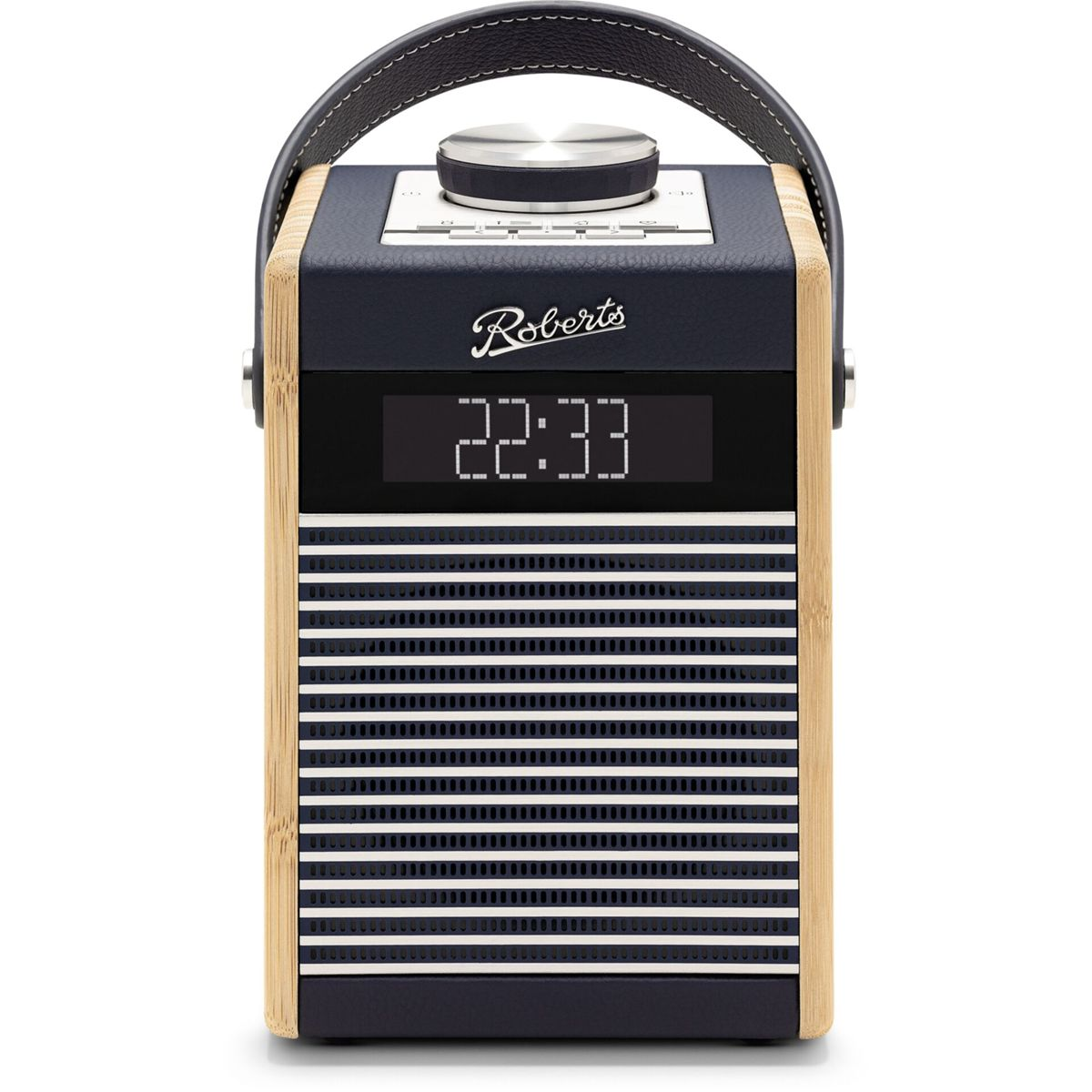 Ein Roberts-Radio mit Griff. Es hat eine marineblaue Ober- und Unterseite, helle Holzseiten und einen Lautsprechergrill mit horizontalen Linien.
