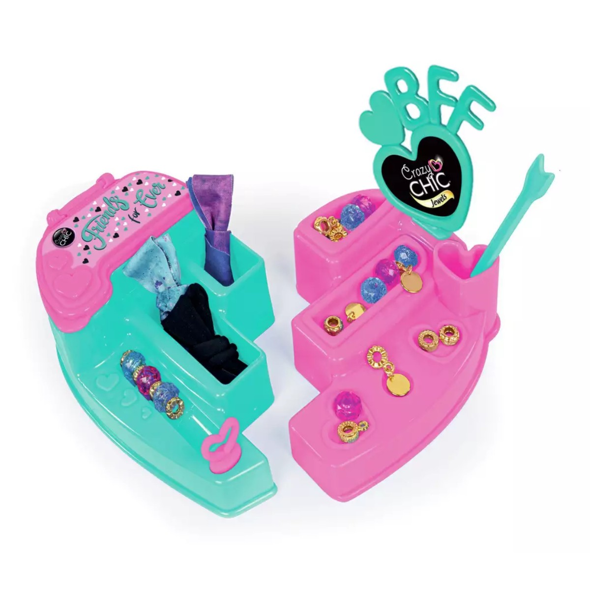 È mostrato un kit per la creazione di gioielli Crazy Chic. Contenitori rosa e turchese a forma di cuore contengono perline, ciondoli e tessuto. Il kit serve per creare gioielli.