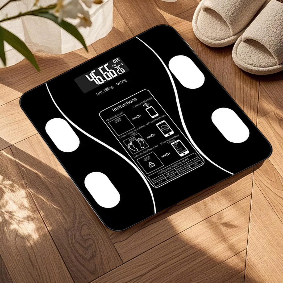 Eine schwarze Digitalwaage zeigt 46,66 kg an. Anweisungen und ein Diagramm sind sichtbar. Hausschuhe liegen auf dem Holzboden.