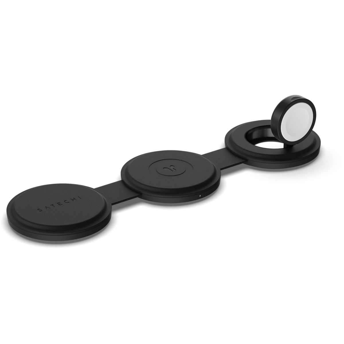 Schwarze Satechi-Ladestation mit drei kreisförmigen Pads, eines hält eine weiße Smartwatch. Weißer Hintergrund.