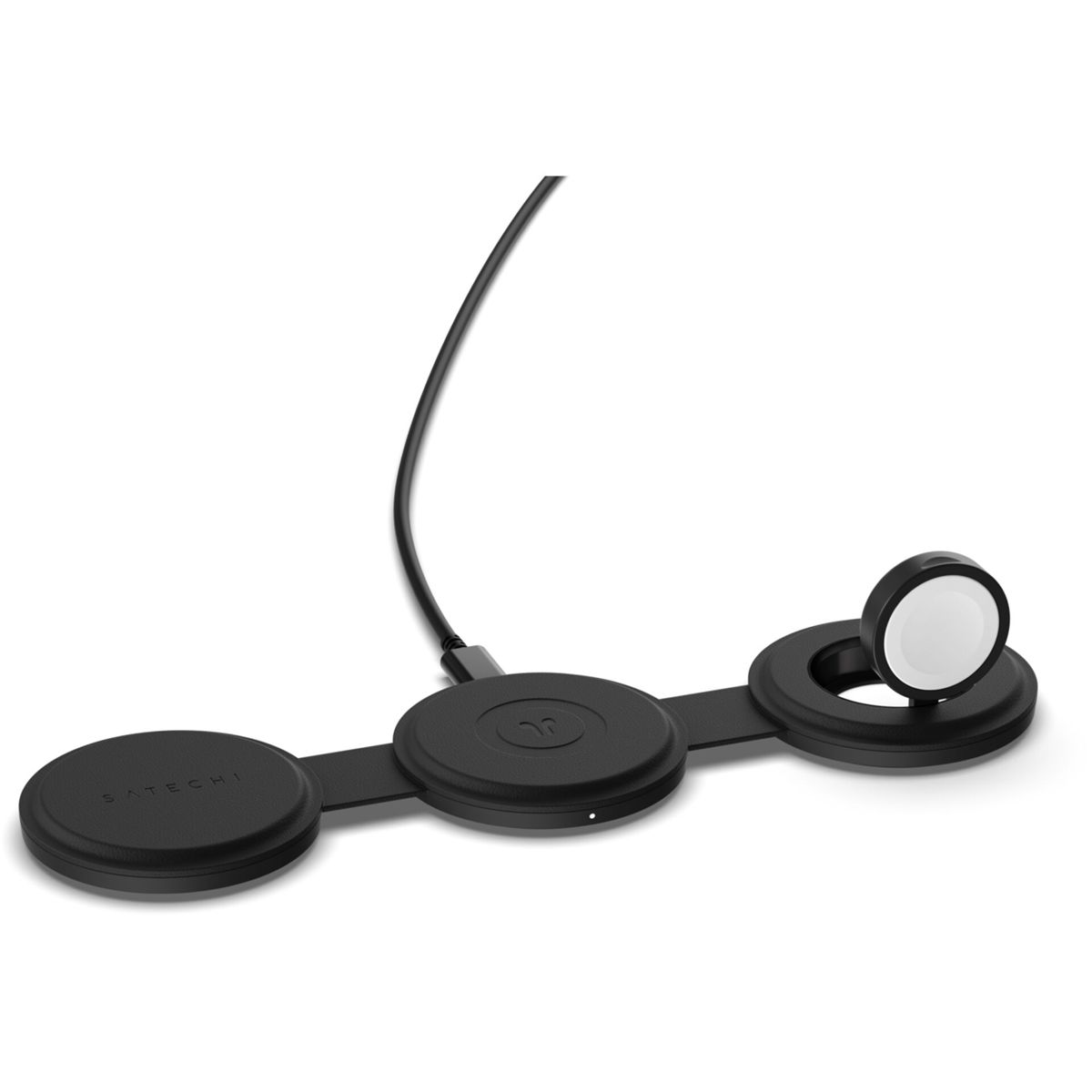 Schwarzes kabelloses Ladegerät mit drei Ladeflächen. Eines hält eine Smartwatch mit weißem Zifferblatt. Ein Kabel geht nach oben weg.