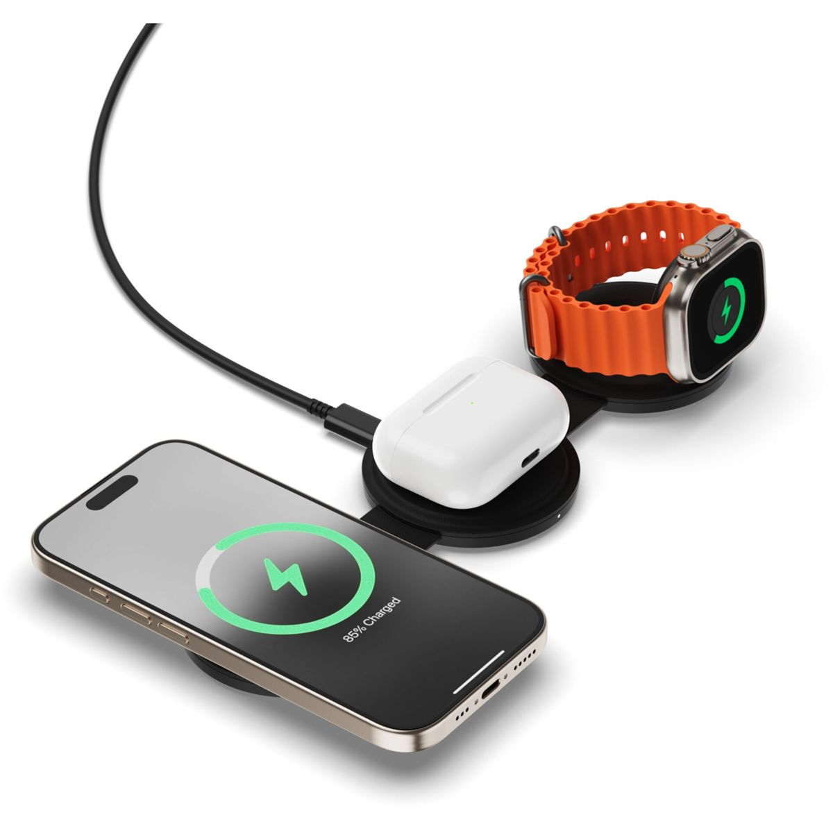Ein Telefon, eine Uhr und Ohrhörer werden auf einem schwarzen kabellosen Ladepad aufgeladen. Das Telefon zeigt 85 % geladen an.
