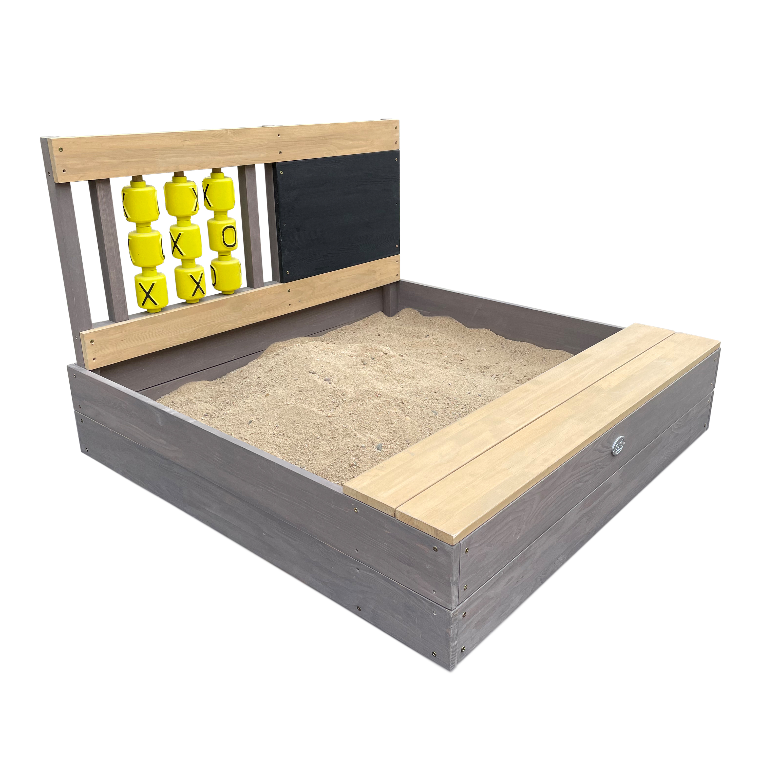 Holzsandkasten mit Sand, einer Tafel und gelben Tic-Tac-Toe-Teilen. An der Seite befindet sich eine Bank.