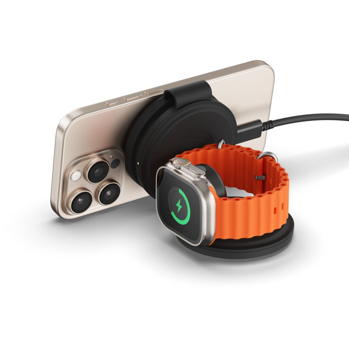 Ein Telefon, eine Uhr und ein Ladegerät. Das Telefon ist goldfarben, die Uhr silber mit orangefarbenem Band, ein schwarzes Ladegerät.