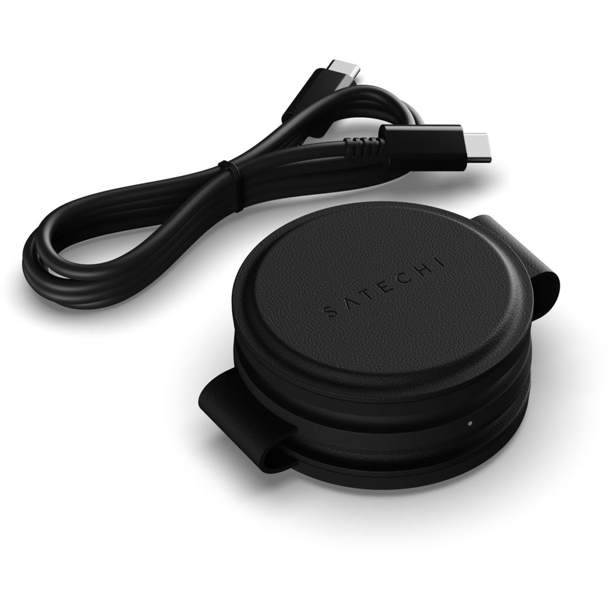 Ein schwarzes drahtloses Satechi-Ladegerät mit einem USB-C-Kabel auf einer weißen Oberfläche. Das Ladegerät ist rund und kompakt.