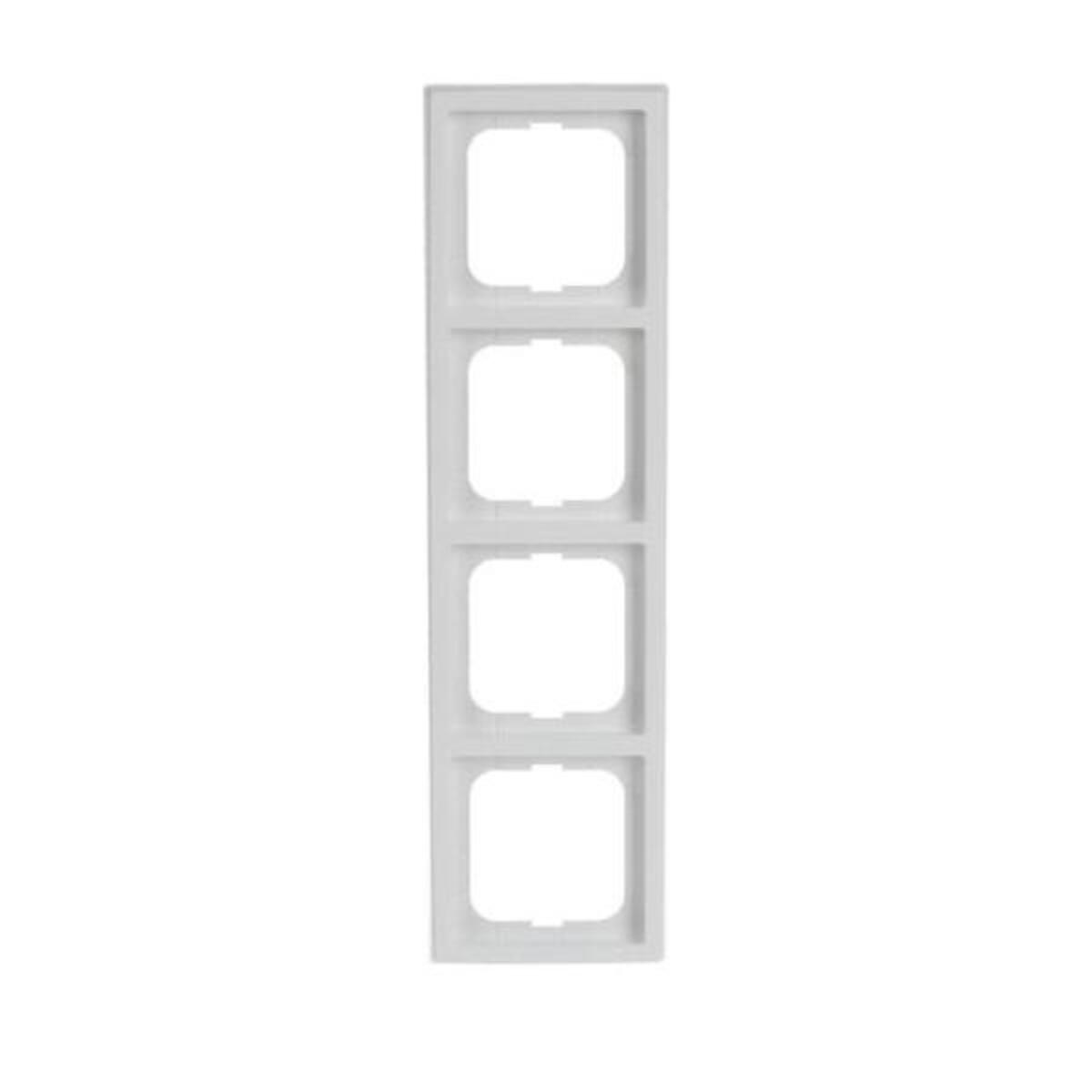 Una copertura bianca rettangolare per prese elettriche con quattro aperture quadrate su sfondo bianco.