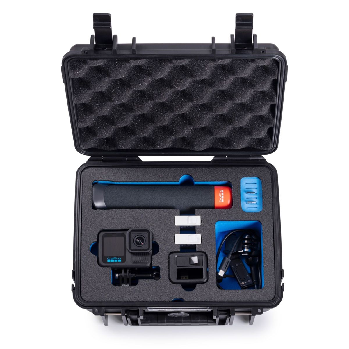 Offener schwarzer Koffer mit GoPro-Kamera und Zubehör. Enthält einen schwarz-blauen Griff, weiße Clips und blaue Einsätze.