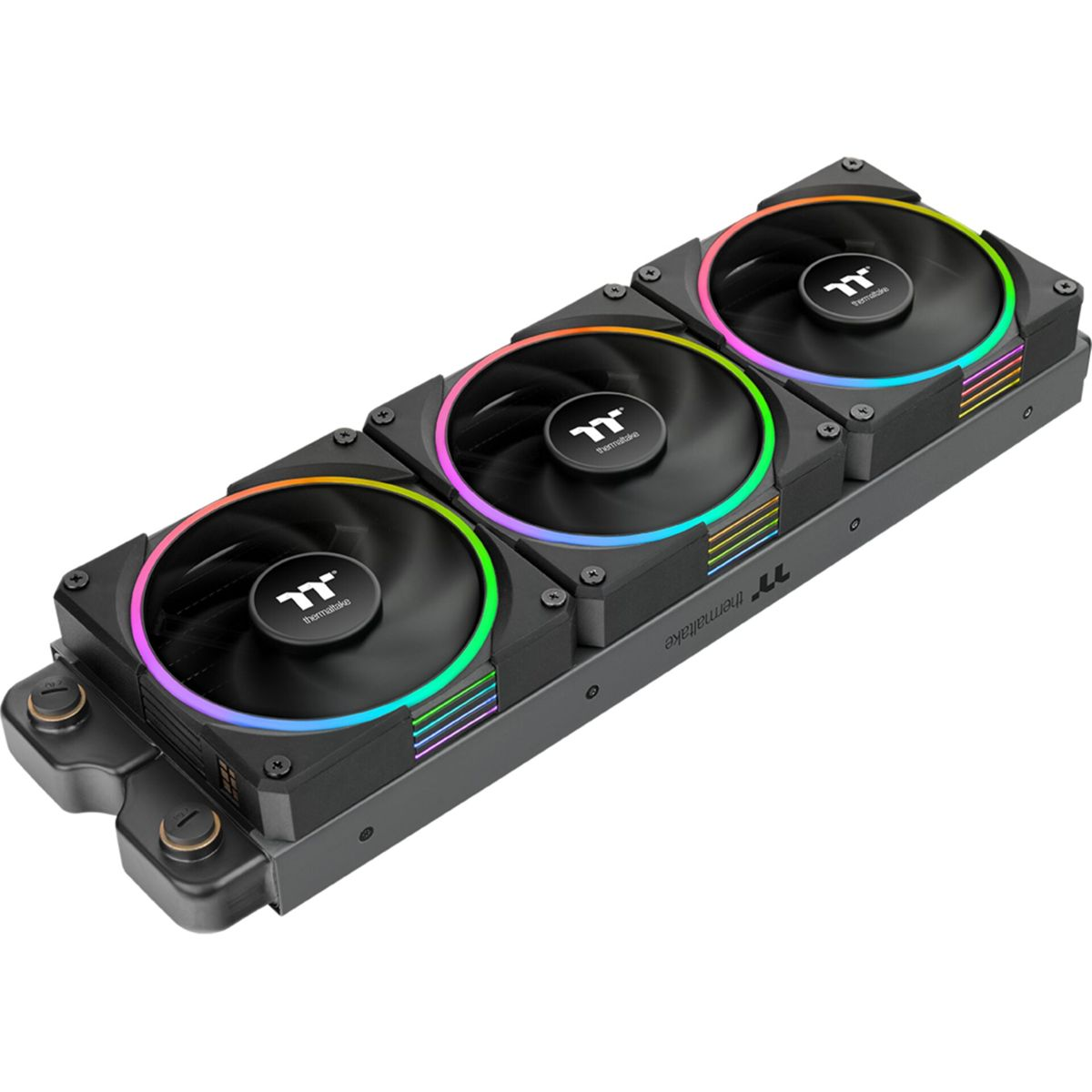 Un dissipatore a liquido Thermaltake con tre ventole nere, ognuna con un anello LED colorato. Il dissipatore è nero e ha il logo Thermaltake.