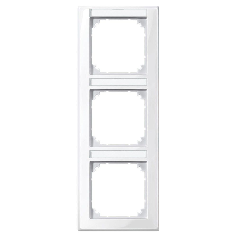 Una placca interruttore elettrica bianca con tre aperture quadrate. Ogni apertura ha un bordo decorativo a smerlo. La placca è su sfondo bianco.