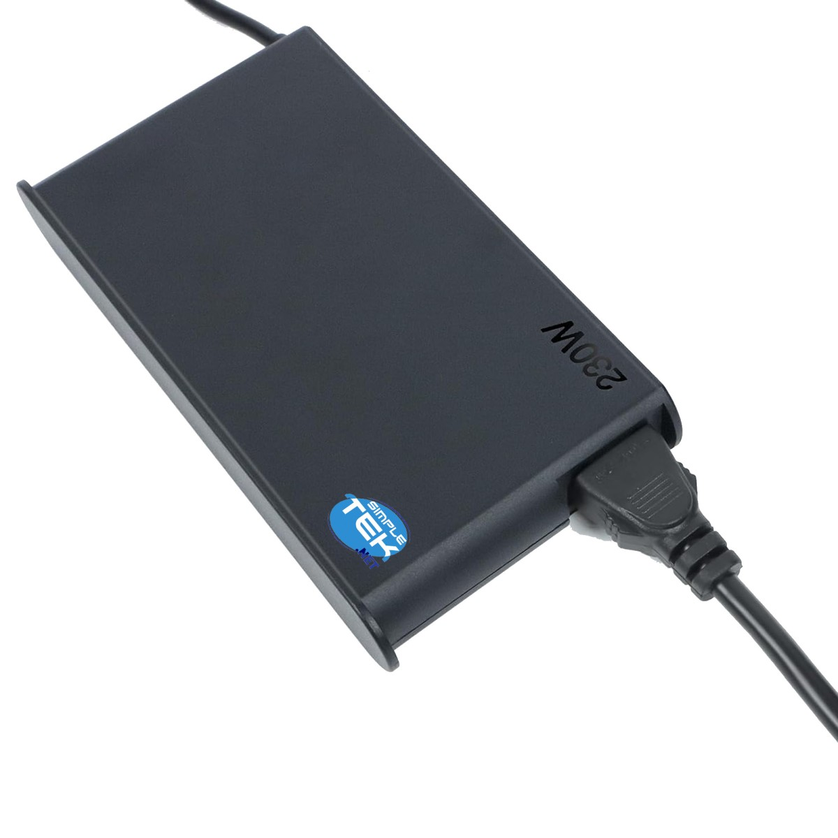Un adattatore di alimentazione per laptop grigio scuro. Ha un cavo nero collegato. L'adattatore indica '230W' e ha un adesivo 'Simple Tek'.