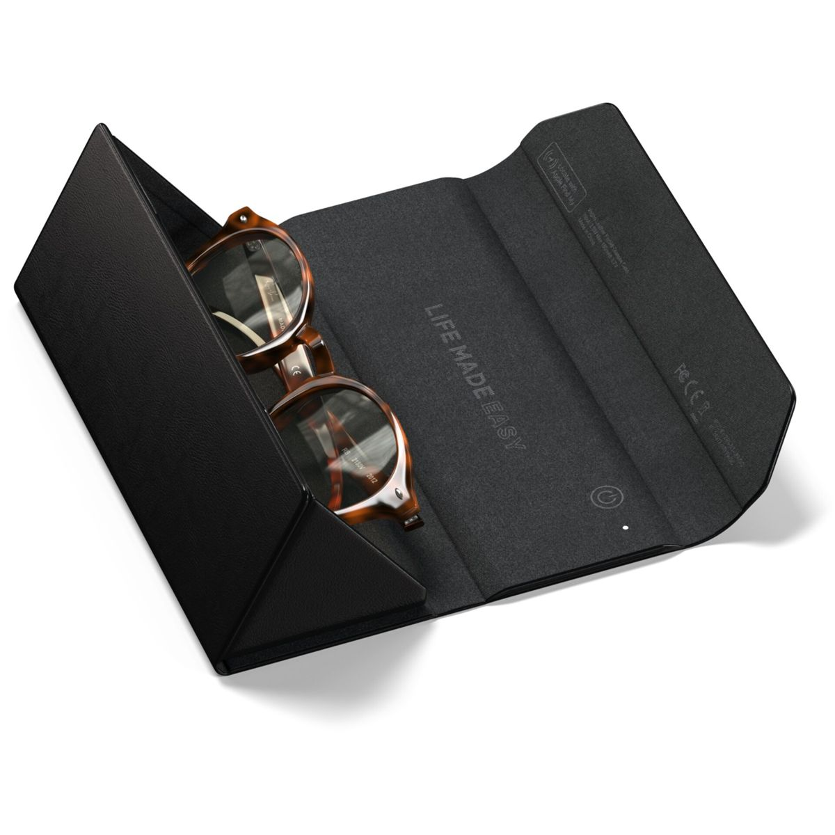 Geöffnete schwarze Hülle mit brauner Brille. Die Hülle liegt auf einer grauen Oberfläche mit dem Text 'LIFE MADE EASY'.