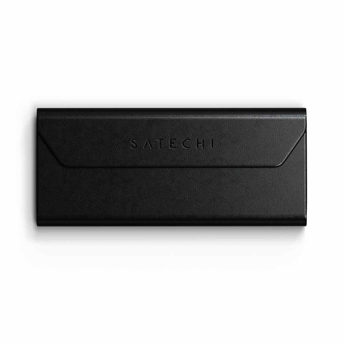 Ein geschlossenes, schwarzes Satechi-Etui liegt auf einer weißen Oberfläche. Das Etui hat eine strukturierte Oberfläche.