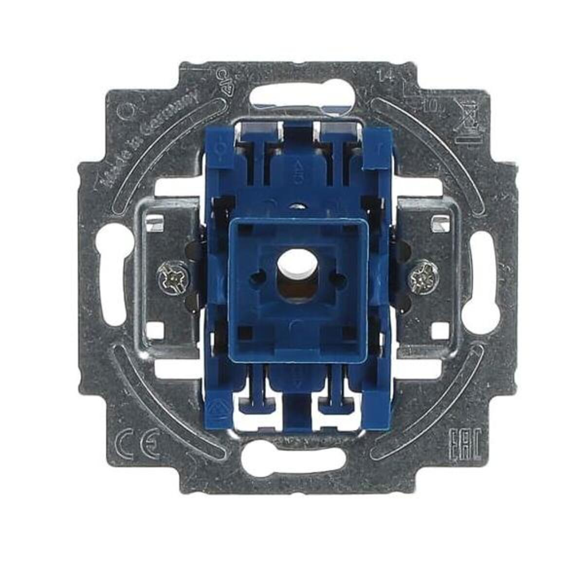 Primo piano di un interruttore elettrico. Ha un inserto di plastica blu all'interno di un telaio metallico. Viti e segni sono visibili.