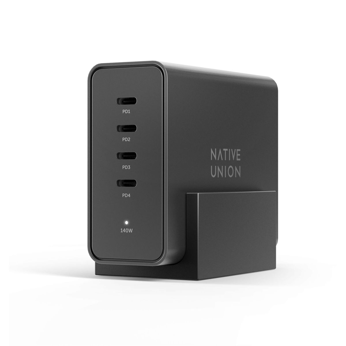 Chargeur Native Union noir avec quatre ports PD et une étiquette 140W. Fond blanc. Un petit voyant lumineux est allumé.