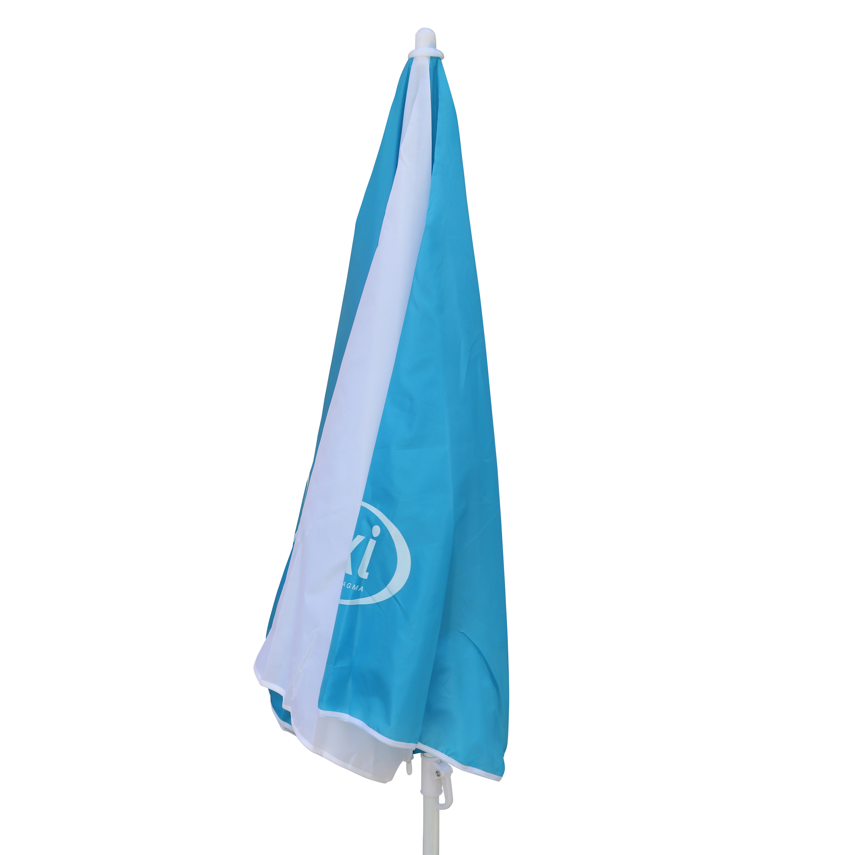 Ein geschlossener, teilweise sichtbarer Sonnenschirm. Er ist blau und weiß mit einem Logo. Der Mast ist weiß.