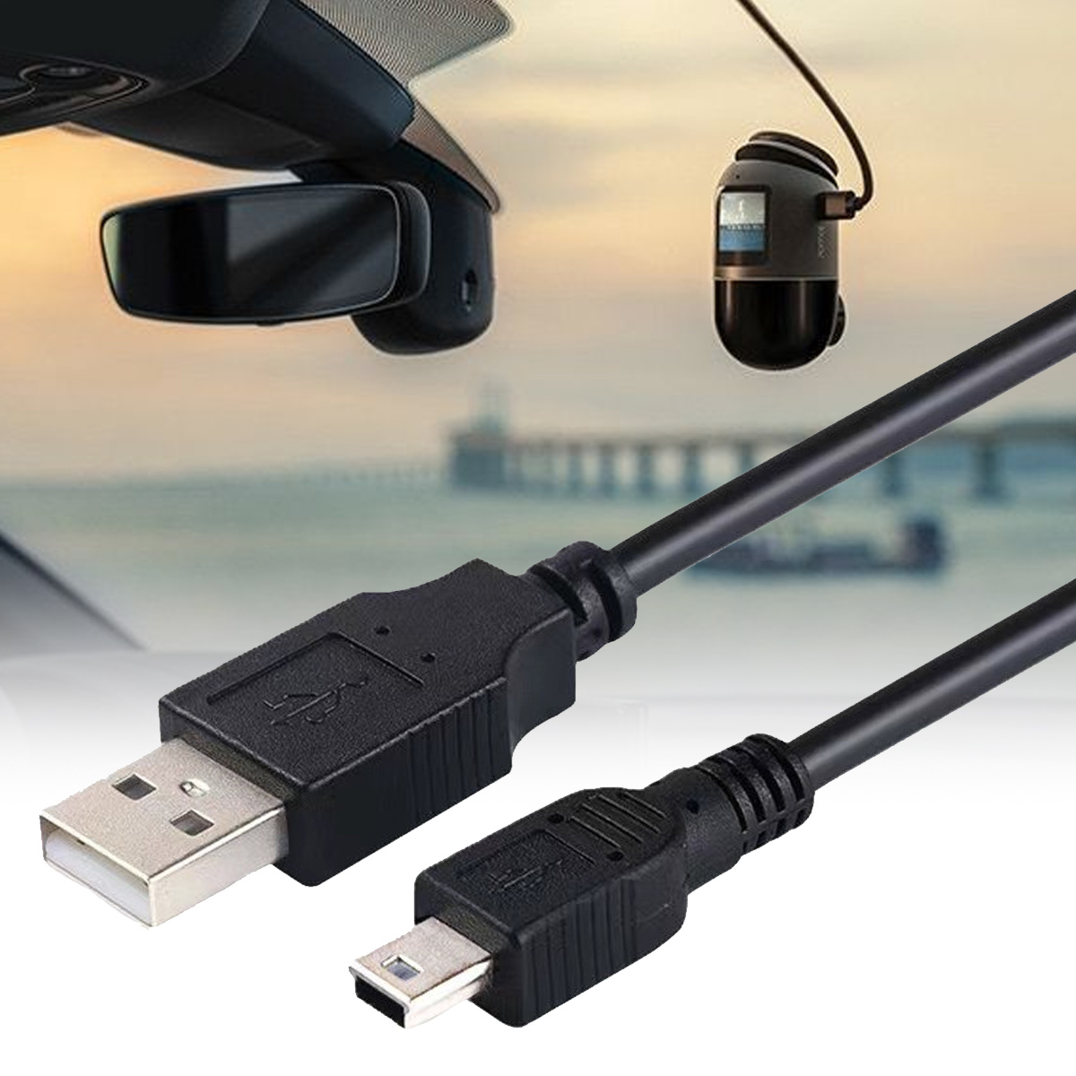 Ein USB-Kabel mit schwarzen Steckern. Im Hintergrund ein Auto-Innenraum mit Rückspiegel und Kameragerät.