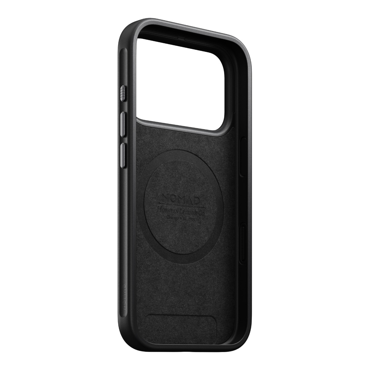 Una custodia nera per telefono con un ritaglio per la fotocamera. Ha pulsanti laterali e un interno strutturato con il logo Nomad.