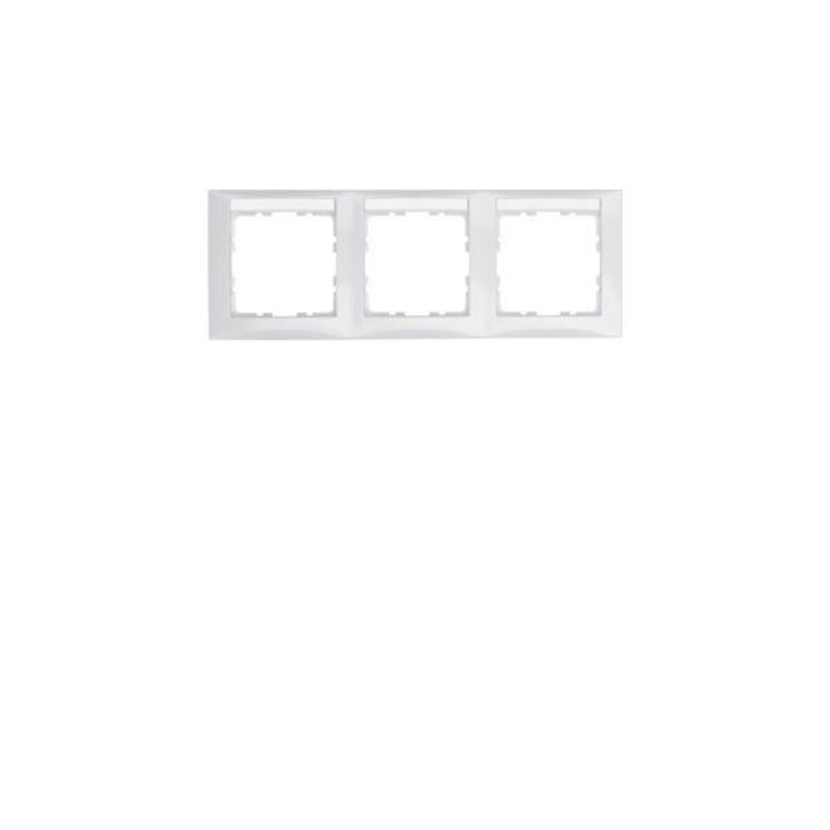 Una placca interruttore elettrica bianca con tre aperture quadrate. Lo sfondo è bianco.