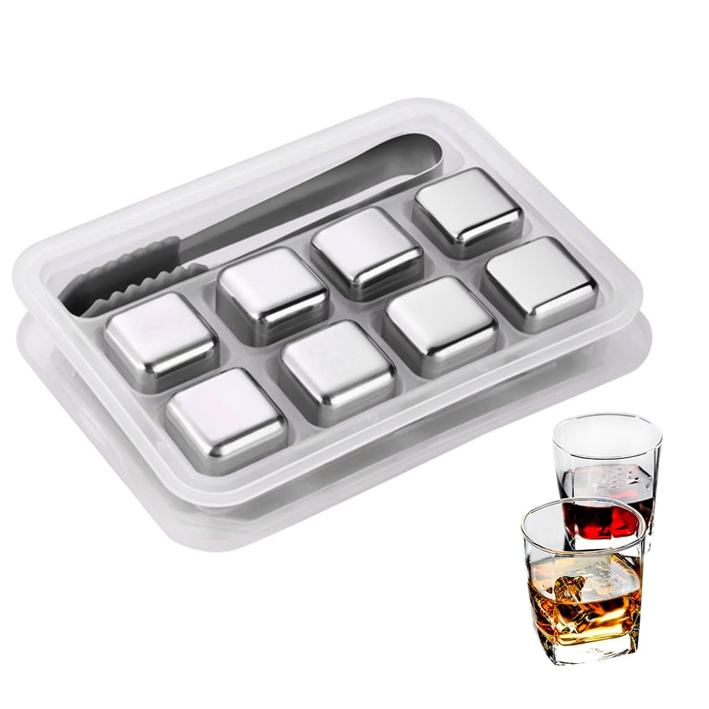 Edelstahl-Eiswürfel in einem Tablett mit Zange und zwei Gläsern mit Getränken, eines mit Würfel.
