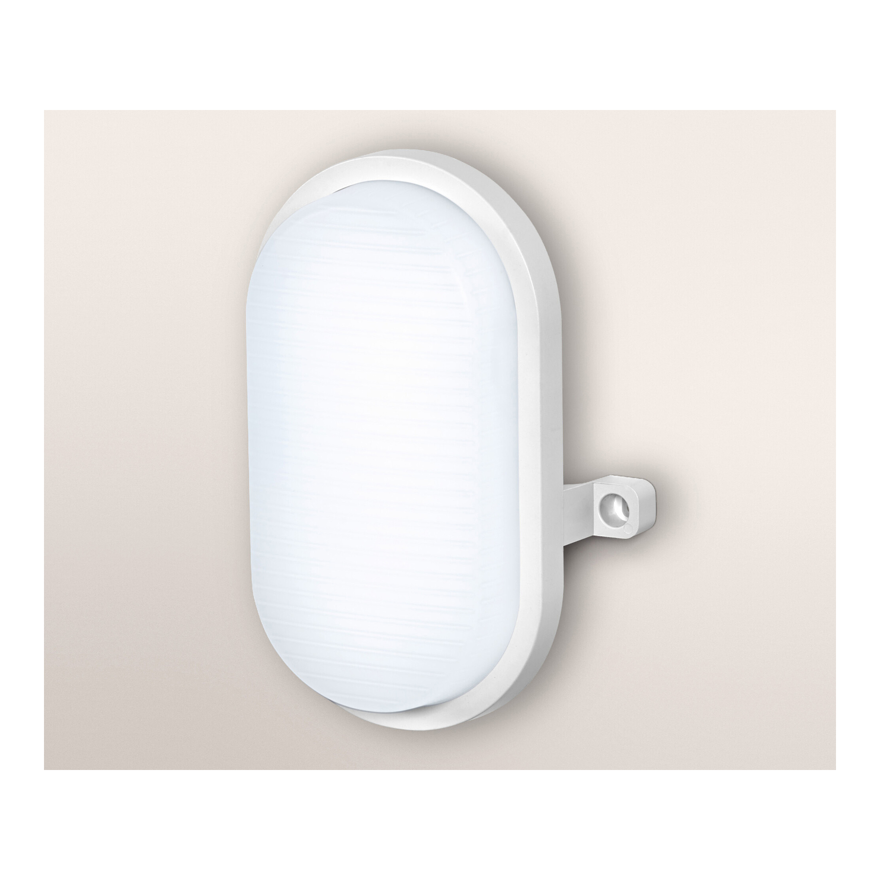 Weiße, ovale Wandleuchte. Sie ist an einer beigefarbenen Wand befestigt. Die Lampe hat eine strukturierte, weiße Front.