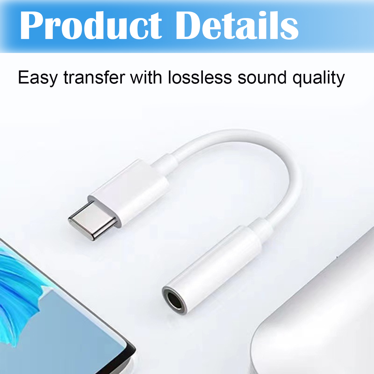 Ein weißer USB-C-auf-3,5-mm-Audioadapter. Es liegt auf einer weißen Oberfläche, unten links ist ein Handy zu sehen.