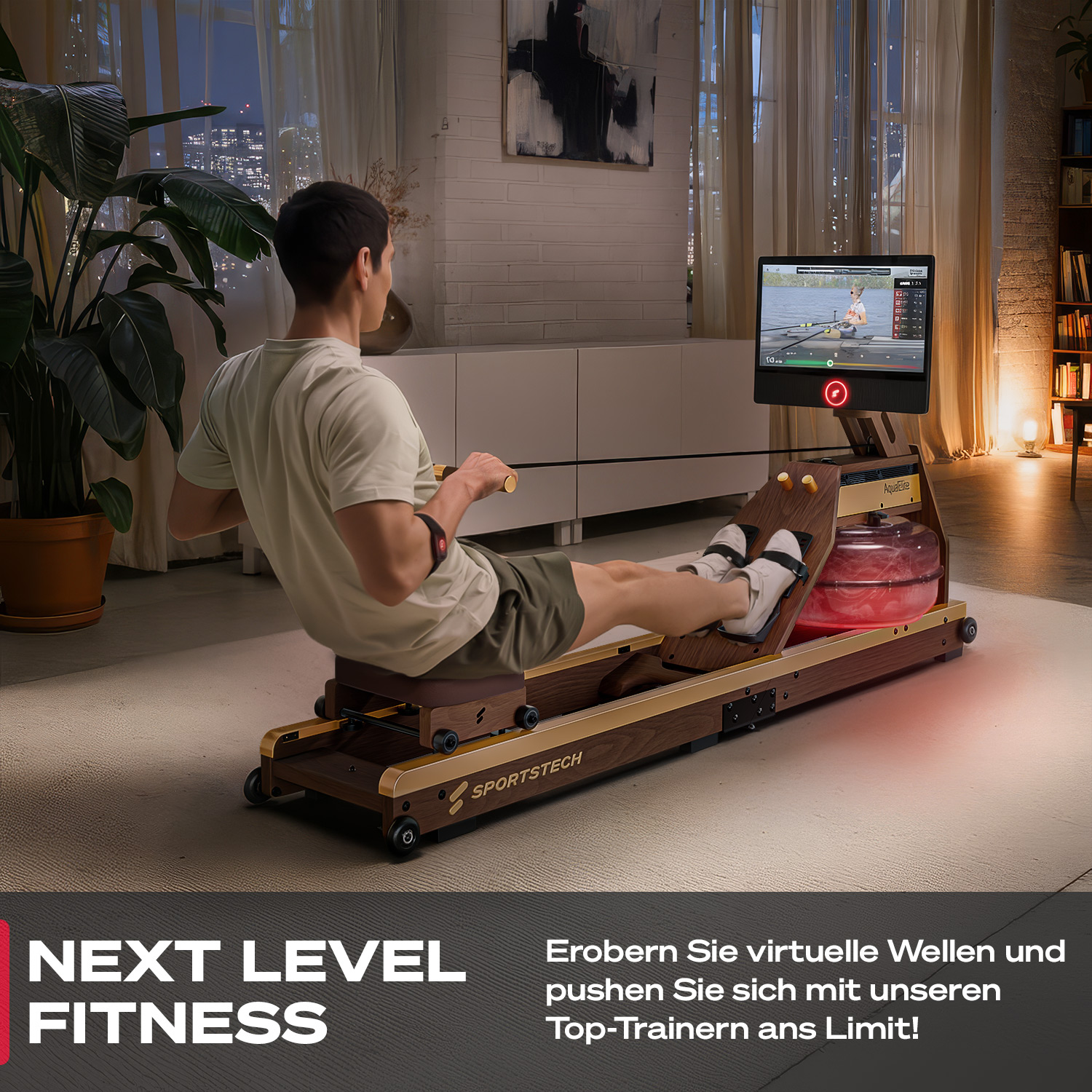 Mann rudert auf einer Maschine. Monitor zeigt Ruderer. Zimmer mit Pflanzen und Fenster mit Stadtlichtern. Text: Next level fitness.