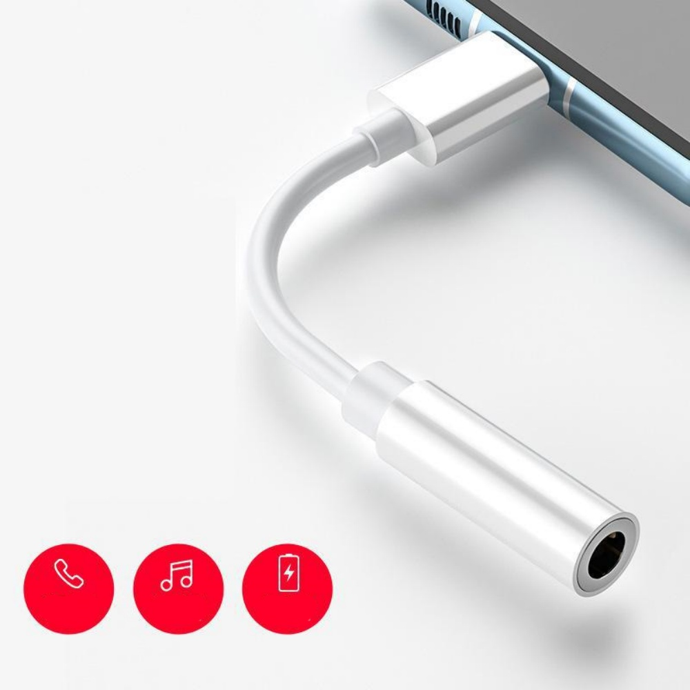 Ein weißer Audioadapter ist mit einem Telefon verbunden. Drei rote Symbole von Telefon, Musiknote und Akku befinden sich unten.