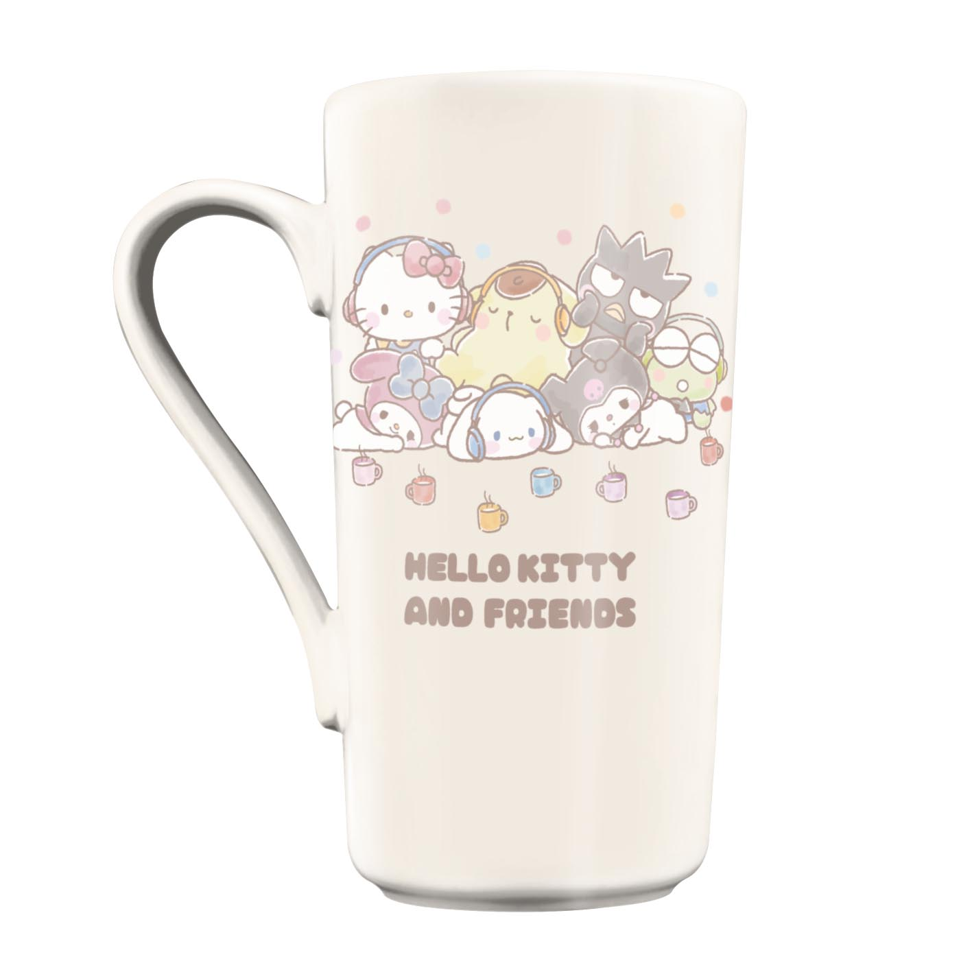 Eine weiße Hello Kitty-Tasse mit Zeichentrickfiguren. Auf ihr steht „Hello Kitty and Friends“. Bunte Punkte und kleine Tassen umgeben die Figuren.