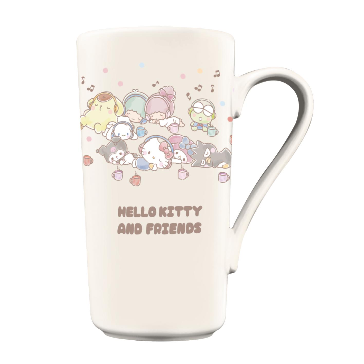 Eine weiße Hello Kitty-Tasse mit Figuren und Text. Charaktere schlafen mit Tassen. Noten und Punkte sind im Hintergrund.