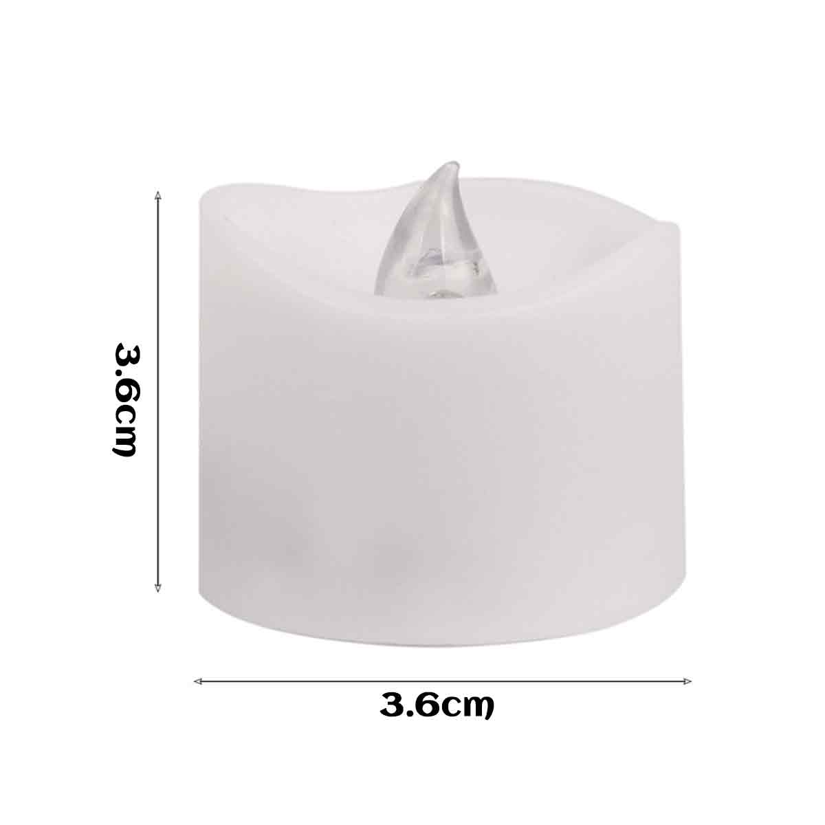 Eine weiße, runde LED-Kerze mit einem durchsichtigen, flammenförmigen Oberteil. Abmessungen sind 3,6 cm x 3,6 cm. Auf weißem Hintergrund.
