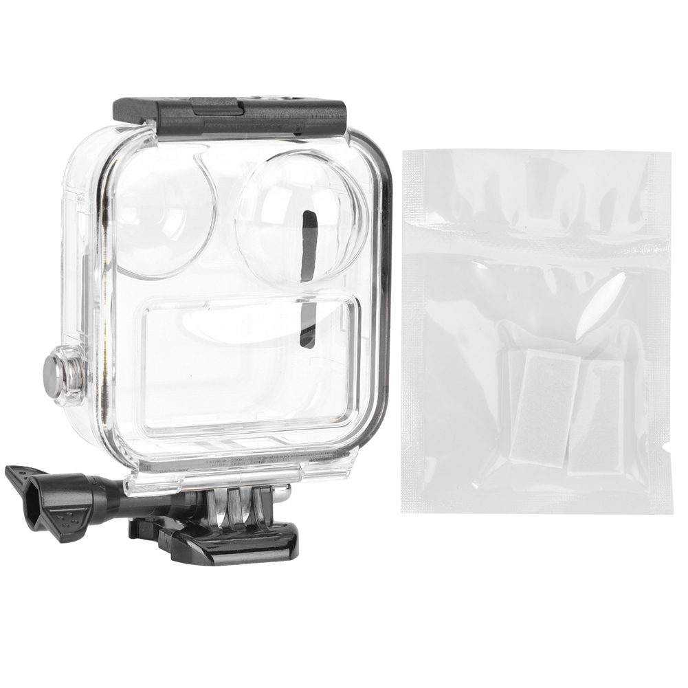 Eine transparente wasserdichte Kamerahülle mit schwarzem Clip und eine kleine Tüte mit weißen Pads.