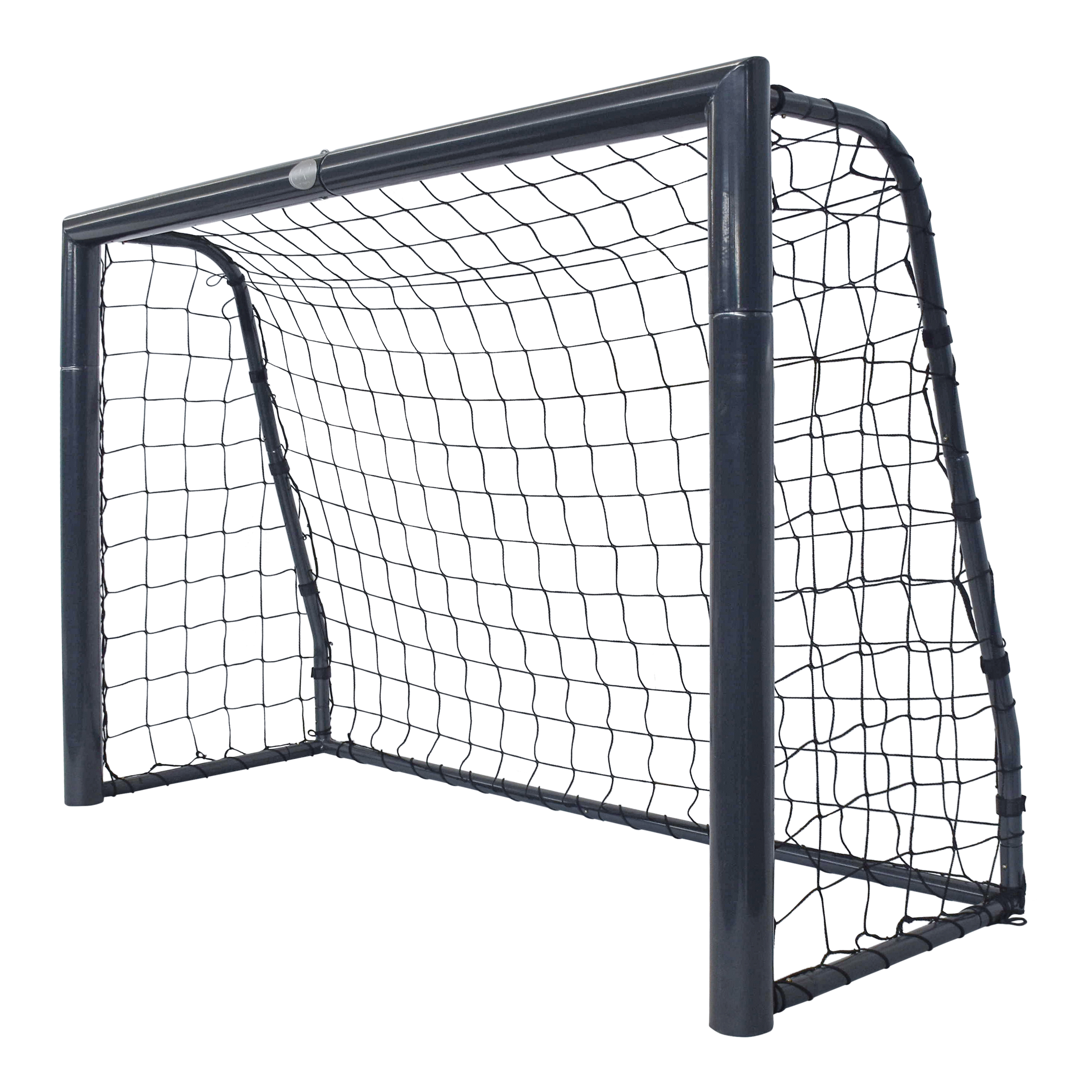 Ein graues Fußballtor mit schwarzem Netz steht auf weißem Hintergrund. Das Tor besteht aus Metall.